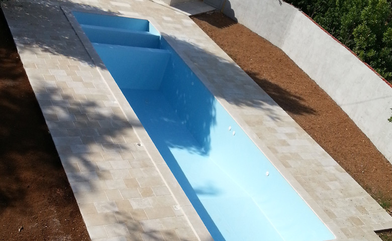 Postavljanje vanjskih pločica i hidroizolacija oko bazena